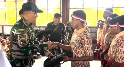 Koops TNI Habema Gelar Bhakti Pertiwi Hardiknas 2026 di SDN 1 Pomako